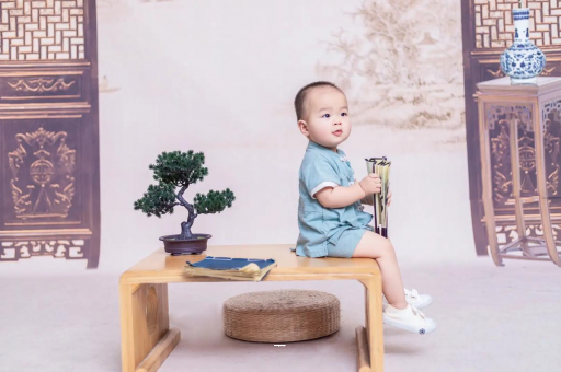 敦煌宝宝边吃奶边挣扎烦躁